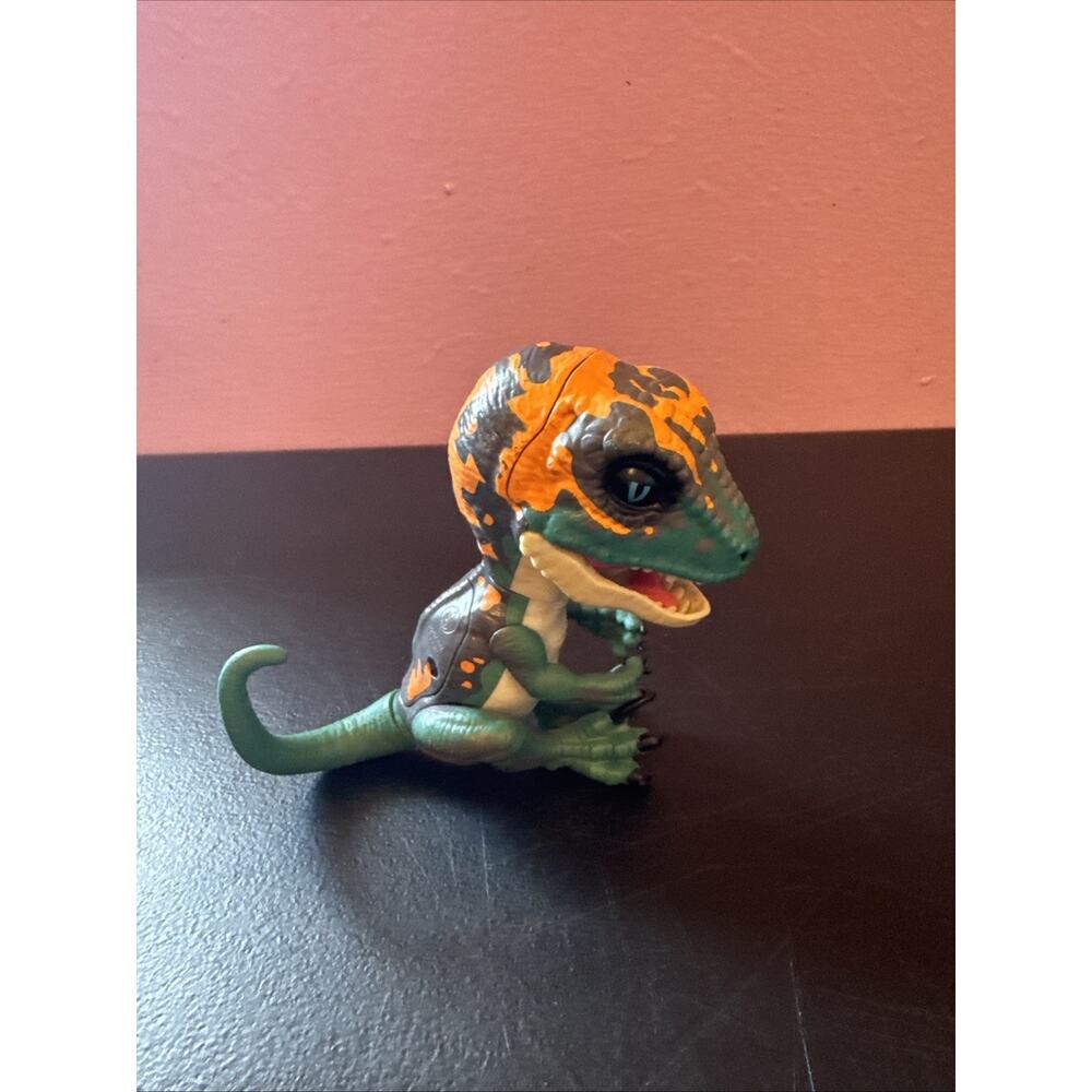 Untamed Ferocious Fingerlings Fury Raptor Sounds Chomping 2017 Dinosaur Green